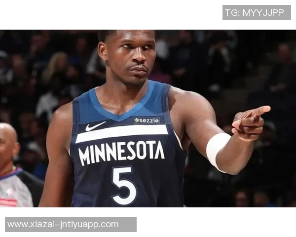 爱德华兹上半场表现抢眼12投7中三分球6投3中贡献全面数据17分2篮板3助攻2抢断1盖帽